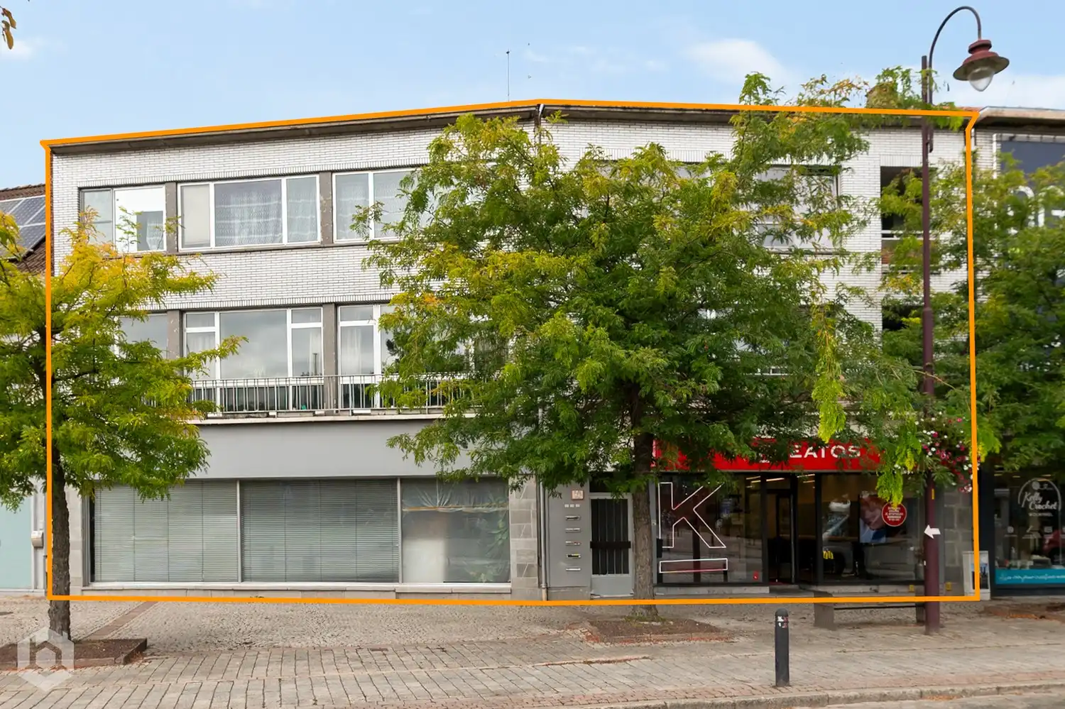Appartementsgebouw met 4 app., 2 handelsglv., 5 garages én tuin foto 3
