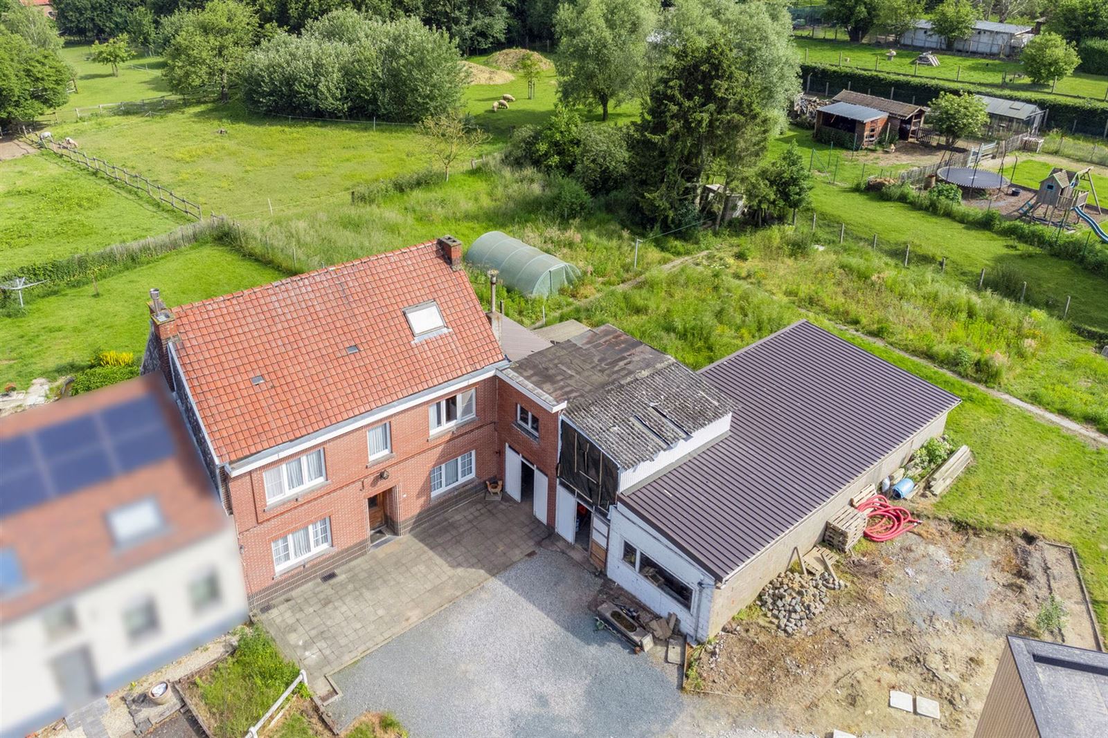 Statige woning met 4 slaapkamers op een terrein van 29are foto 2