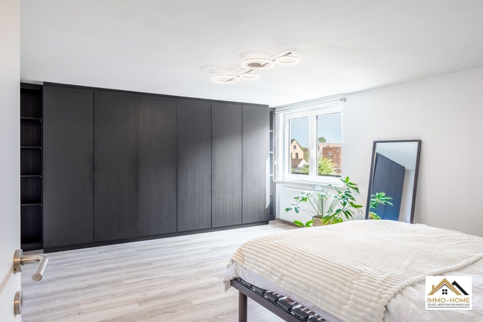 Hoofdfoto van de publicatie: Gerenoveerde ruime woning nabij centrum van Lokeren