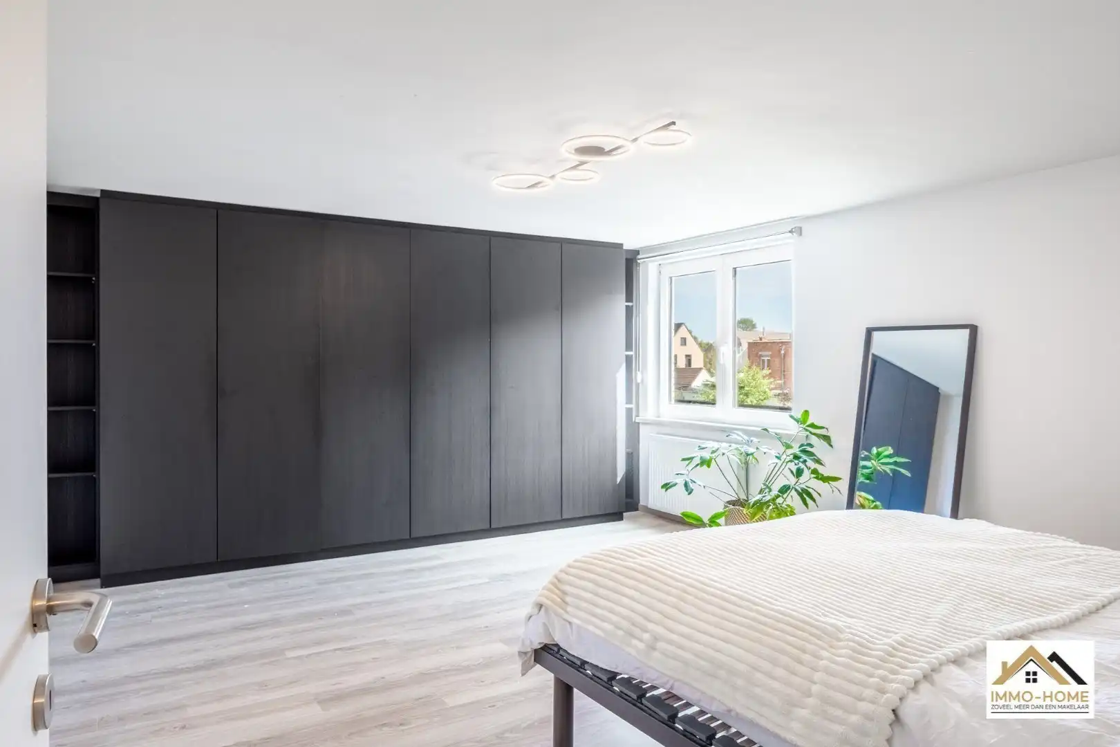 Hoofdfoto van de publicatie: Gerenoveerde ruime woning nabij centrum van Lokeren