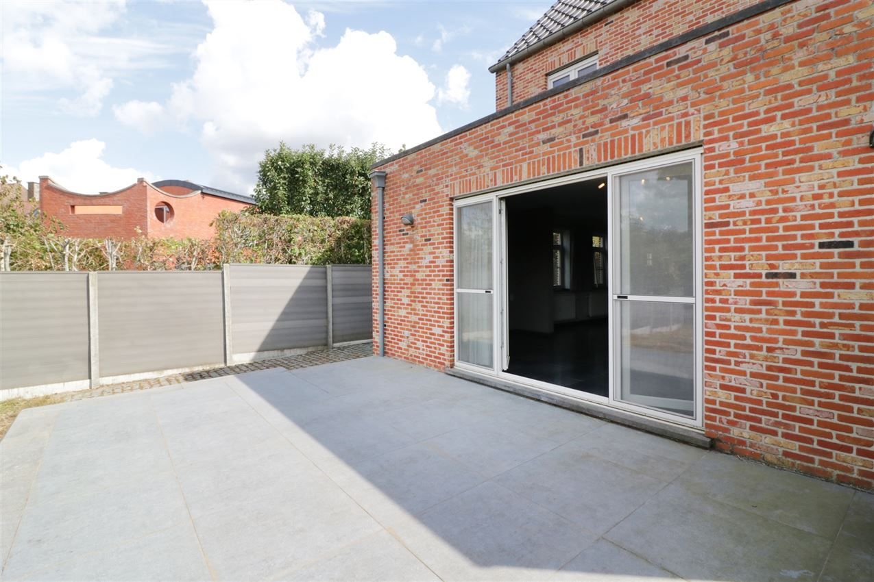 Recente woning met vier slpk, tuin, garage op rustige locatie foto 6