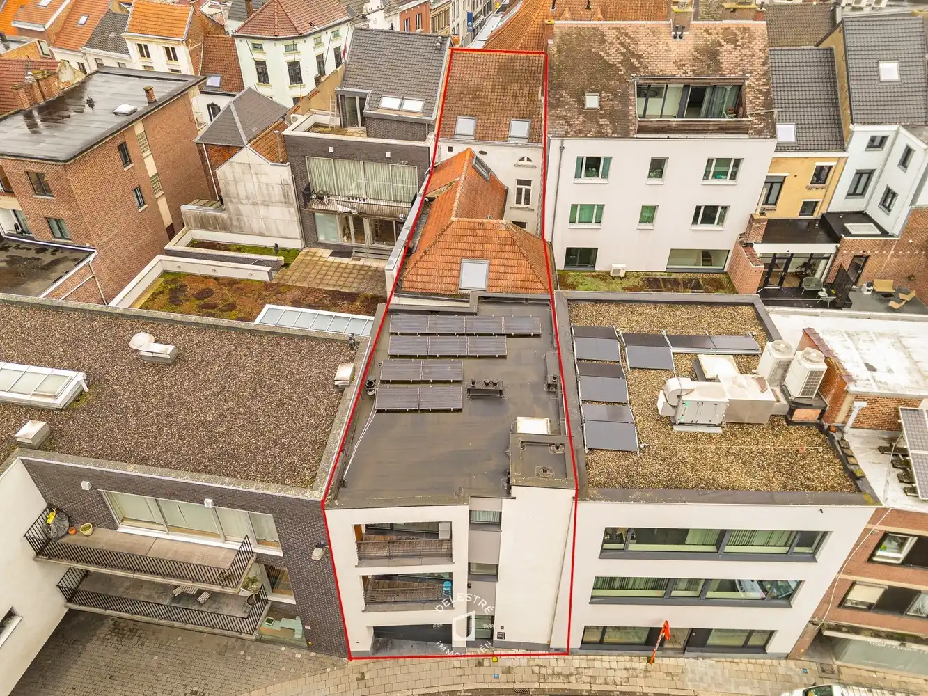 Interessante opbrengsteigendom in hartje Halle – handelsruimte met 2 recente appartementen foto {{pictureIndex}}