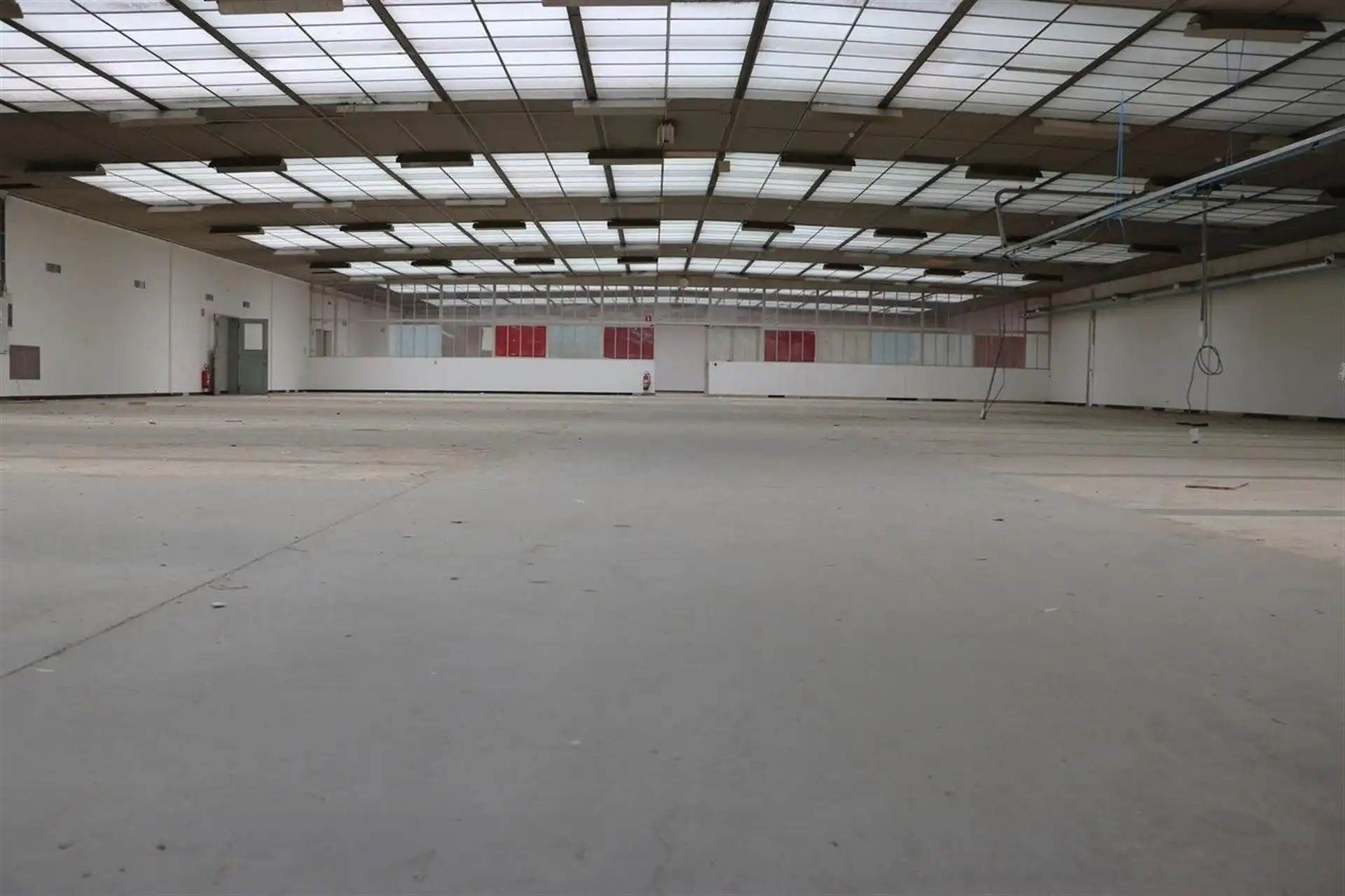 Magazijn van 2180m² ook opgesplits mogelijk foto {{pictureIndex}}