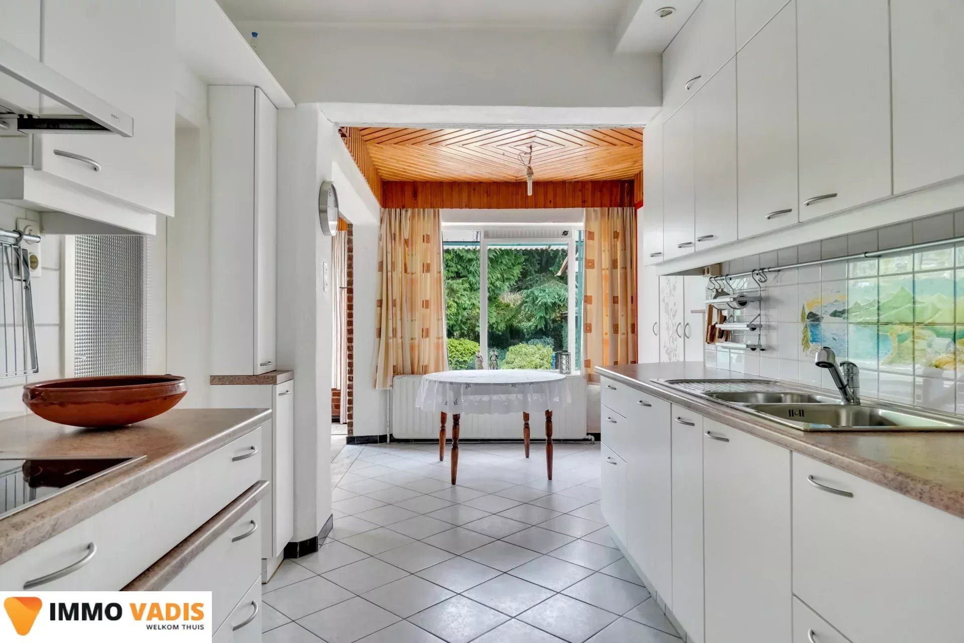 Te renoveren woning met  garage en mooie tuin foto 10