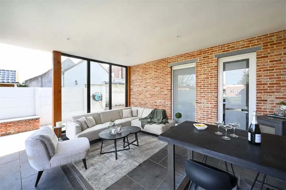 Geheel gerenoveerde woning met leuke tuin en grote garage foto 22