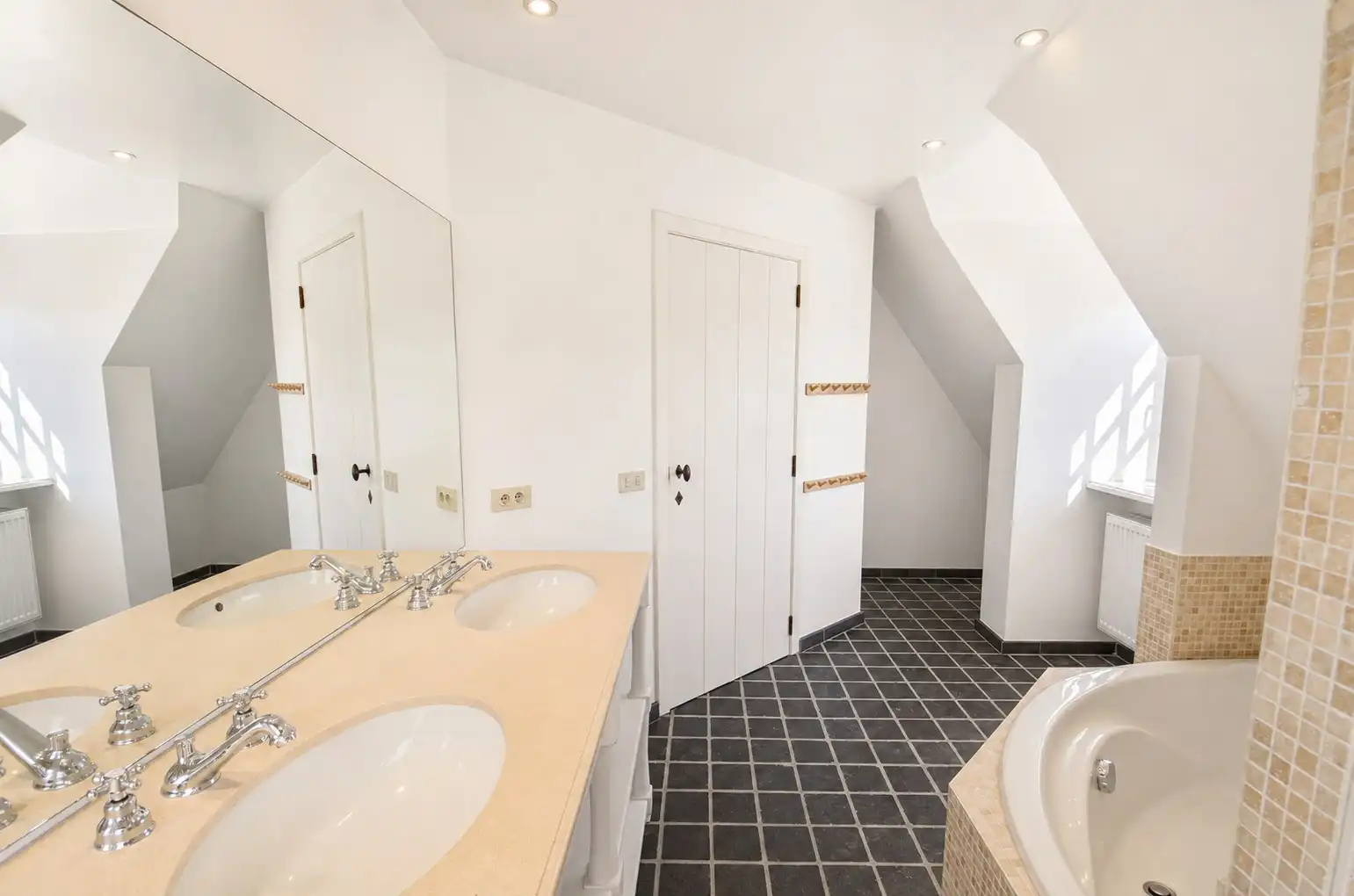 Tijdloze villa met uitzonderlijke vergezichten op een residentiële locatie. foto 34