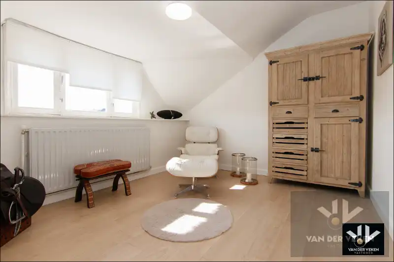Stijlvol gerenoveerde gezinswoning met veel natuurlijke lichtinval en riante leefruimtes! foto 23