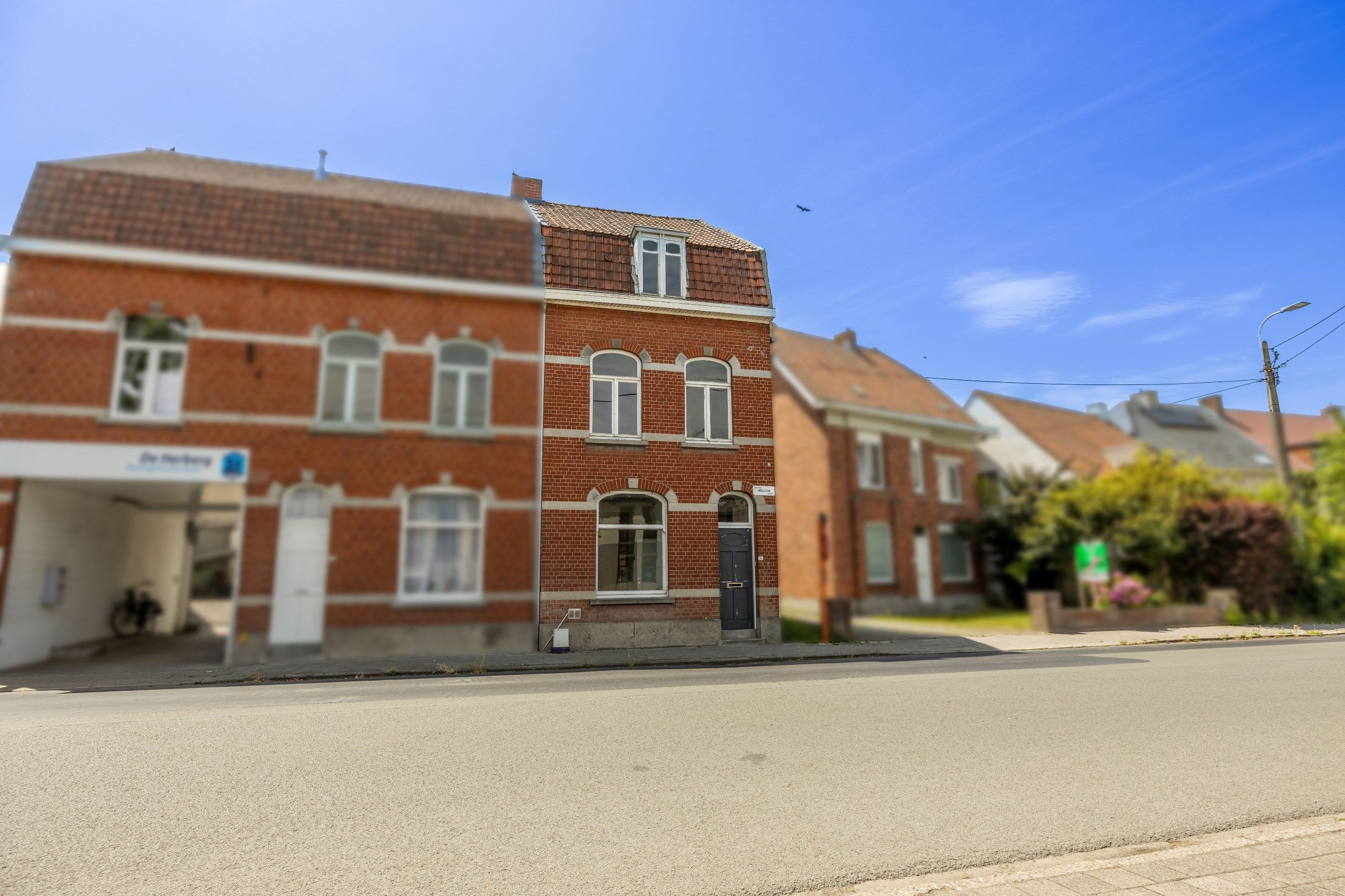 Hoofdfoto van de publicatie: TE RENOVEREN WONING MET GARAGE