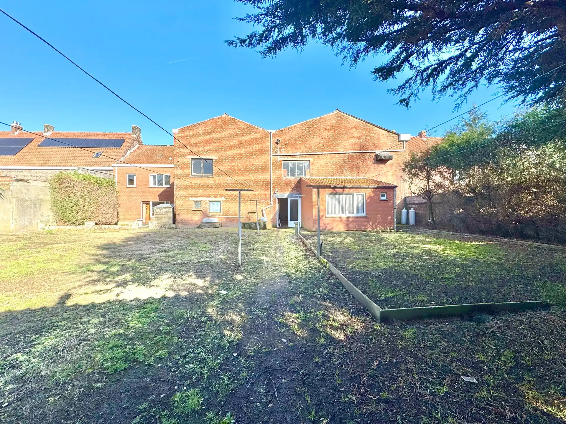 Hoofdfoto van de publicatie: MAGAZIJN MET TWEEWOONST - 1.052 M²