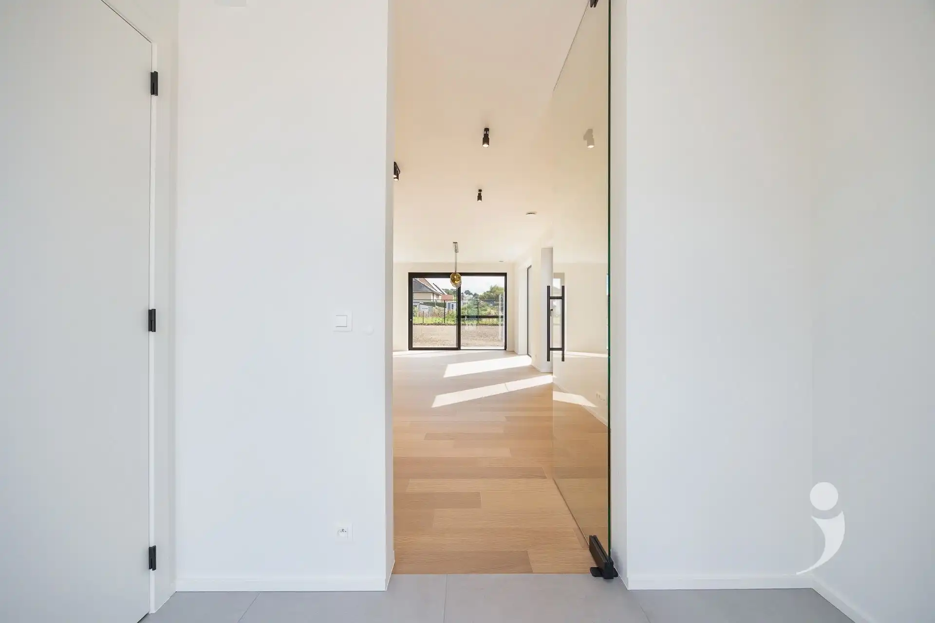 Nieuwbouwwoning met 4 slaapkamers en twee badkamers! foto 2