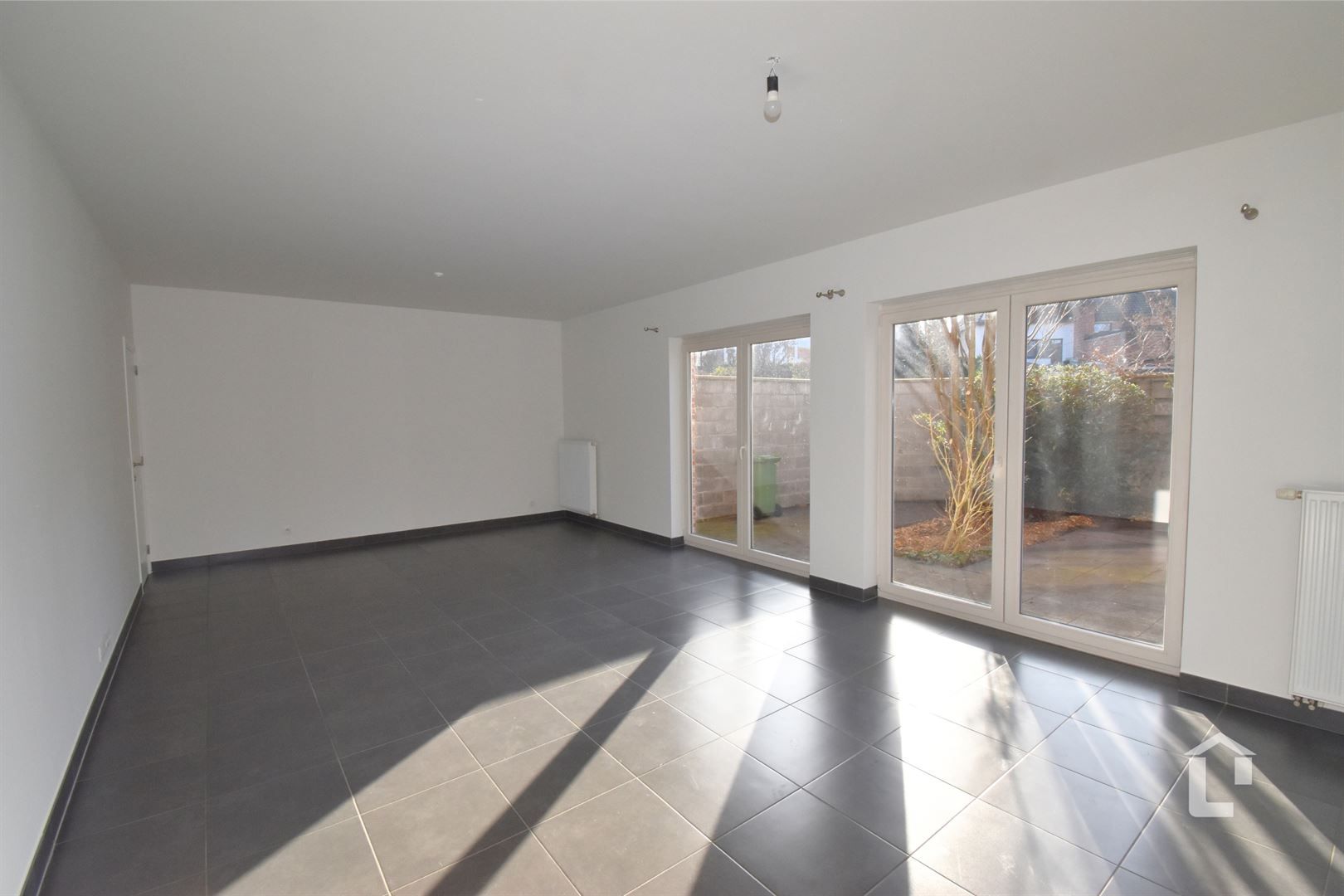 Ruim, recent gelijkvloers appartement in centrum Sint-Denijs-Westerm foto 2