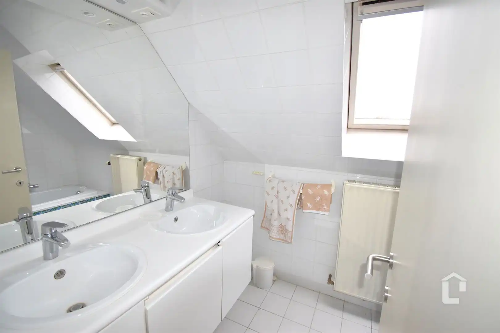 Ruime, unieke villa met bureaus in woonwijk foto 12