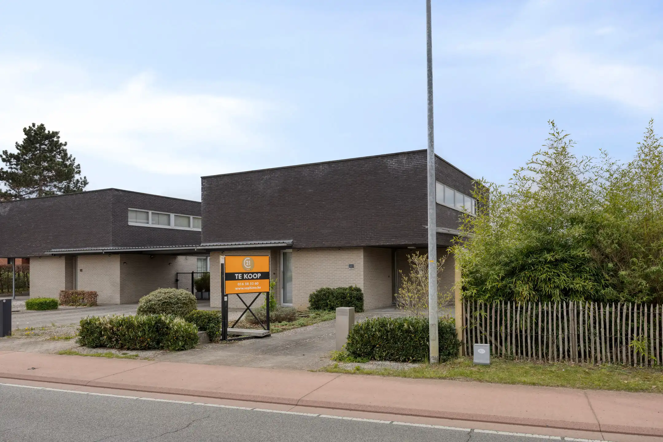 Moderne halfopenbebouwing op een rustige centrale locatie foto {{pictureIndex}}