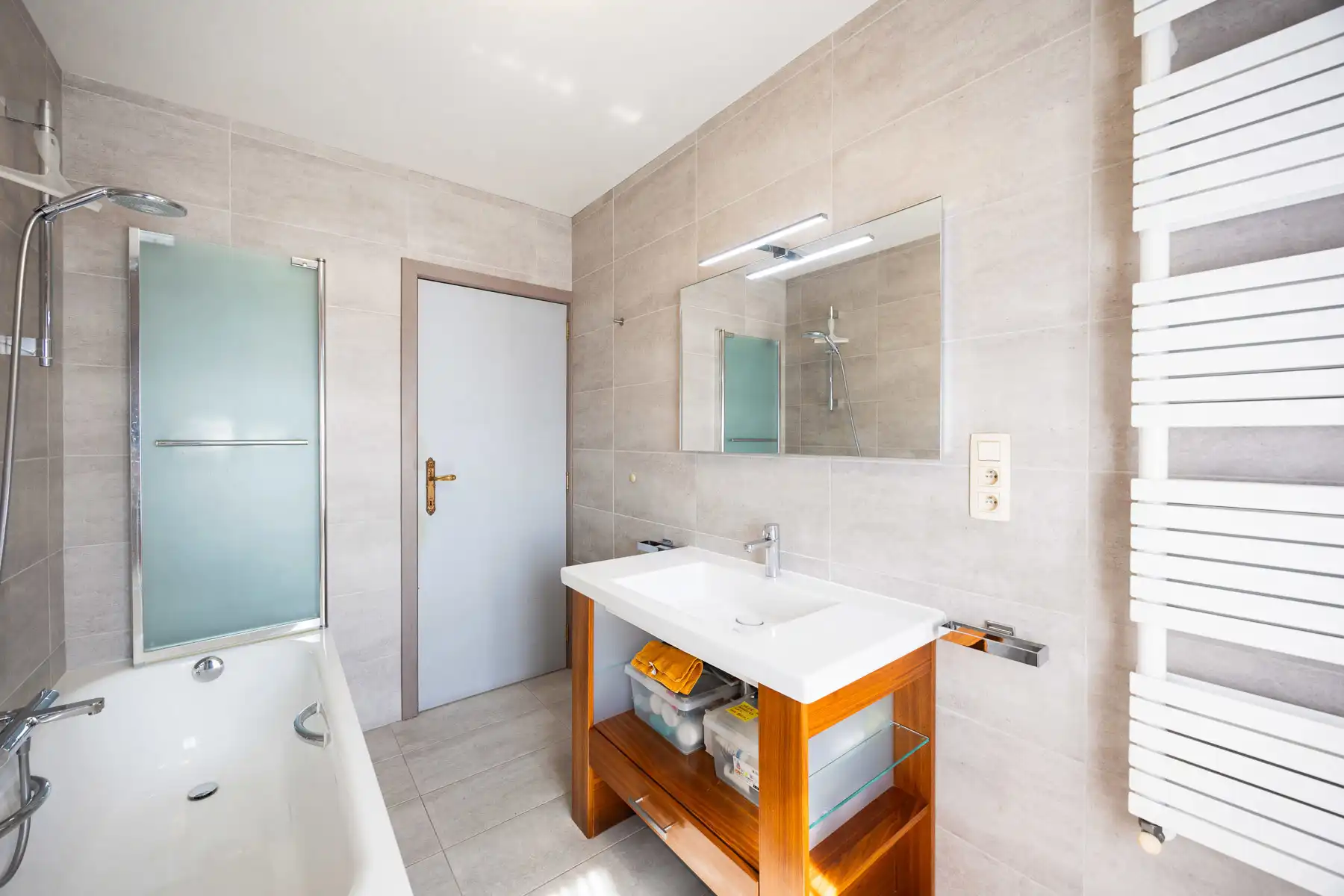 Verrassend ruime halfopen woning met omheinde tuin foto 19