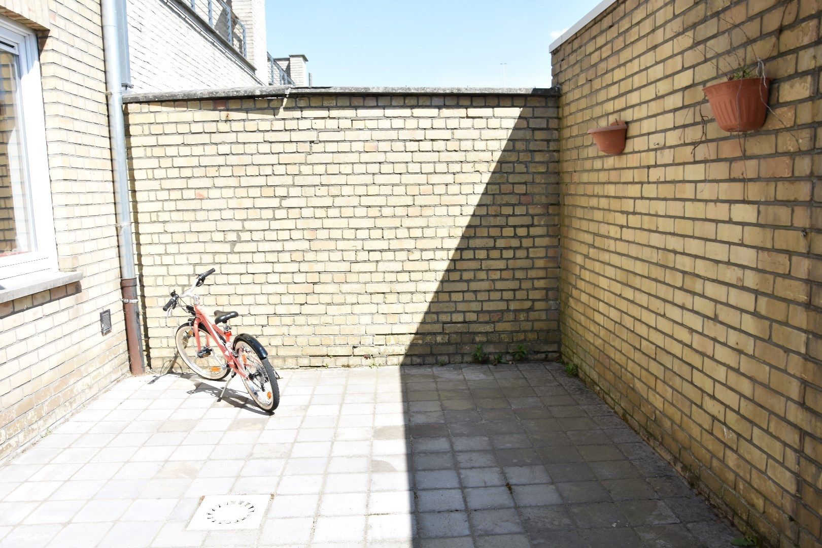 2 slaapkamer appartement met klein koertje  foto 9