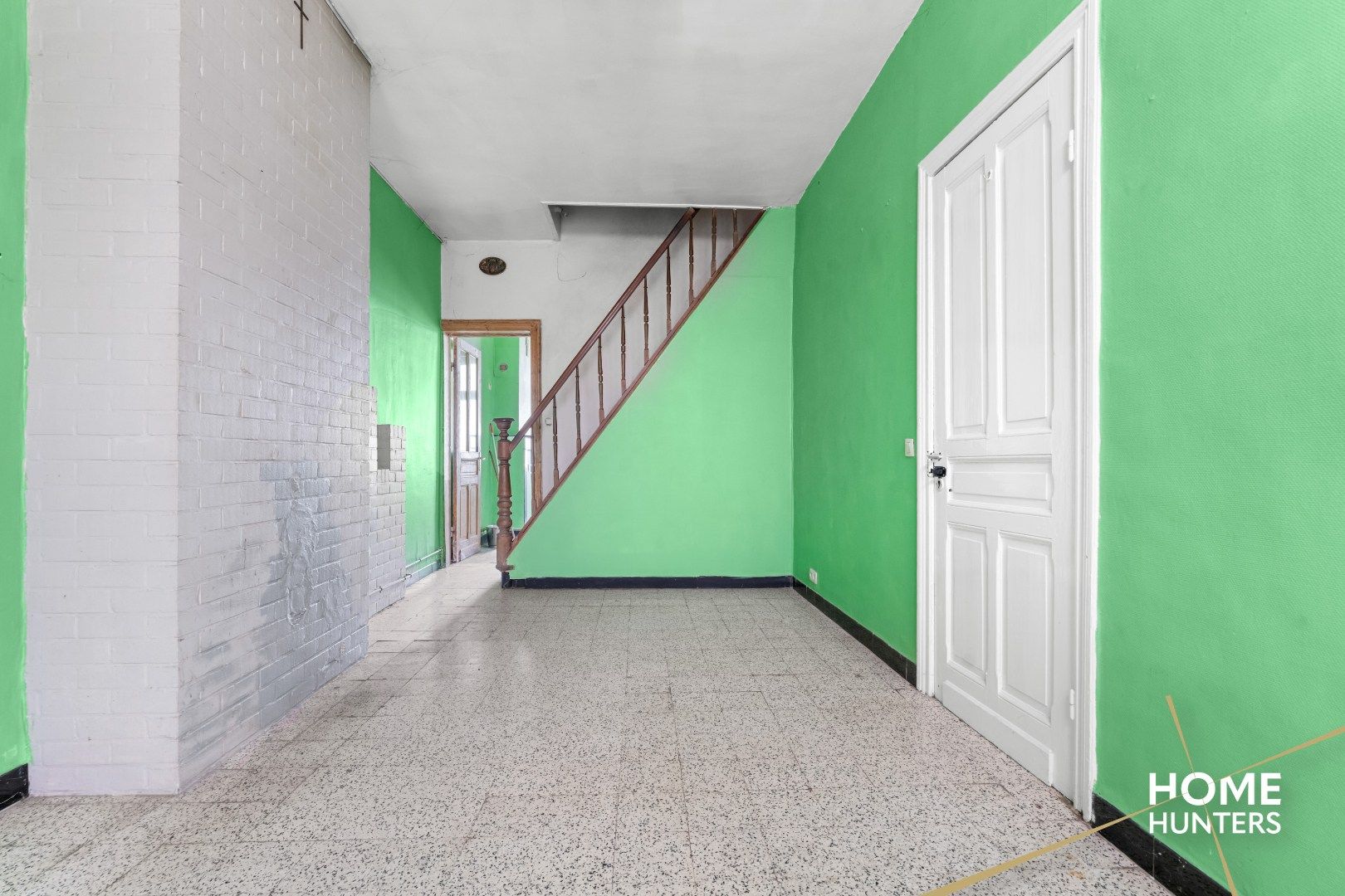 Renovatieproject met 4 slaapkamers, garage en ruime tuin foto 11