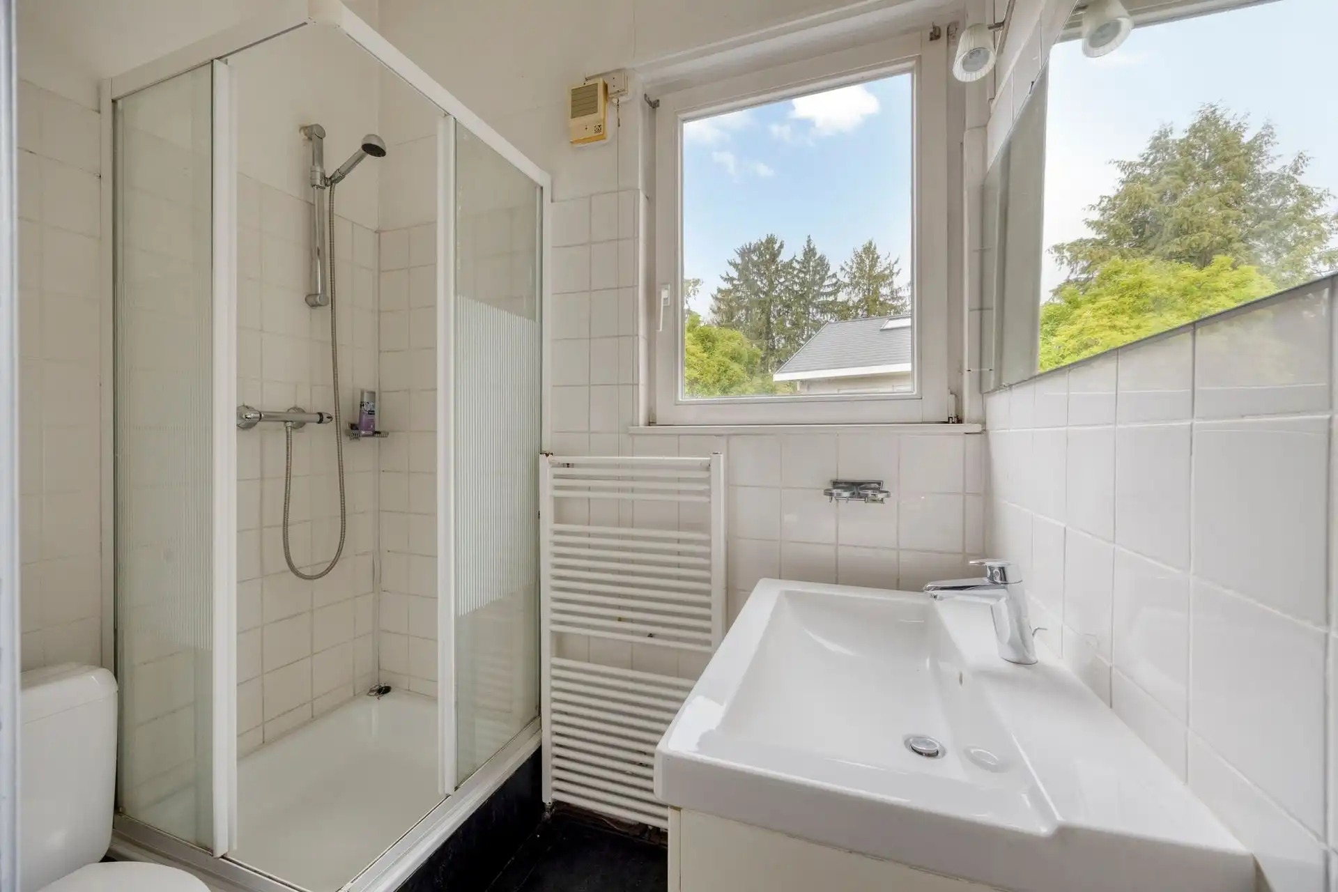 Ruime villa te moderniseren op rustige locatie foto 19