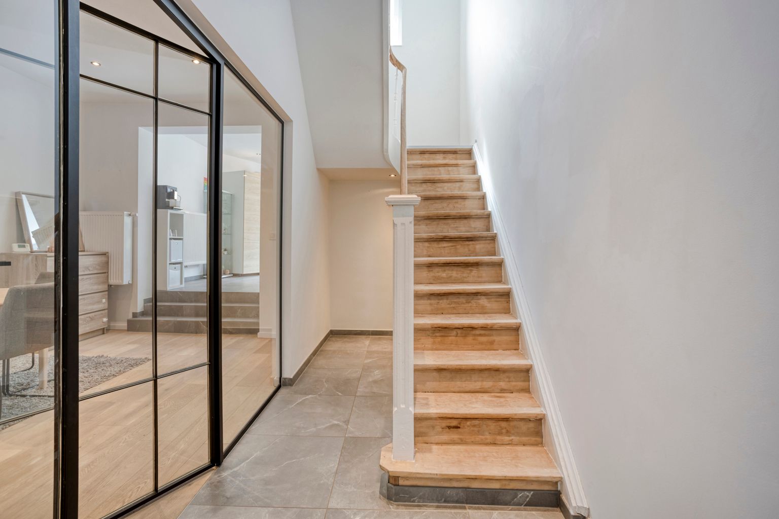 MOOI GERENOVEERDE WONING MET DAKTERRAS EN DUBBEL GARAGE foto 4