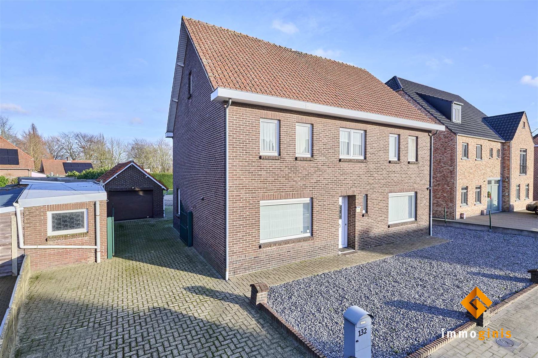 Hoofdfoto van de publicatie: Zéér ruime woning met 5 slaapkamers en 2 badkamers op een ruim perceel van 12a40ca. Uitbreiding op zolder mogelijk!
