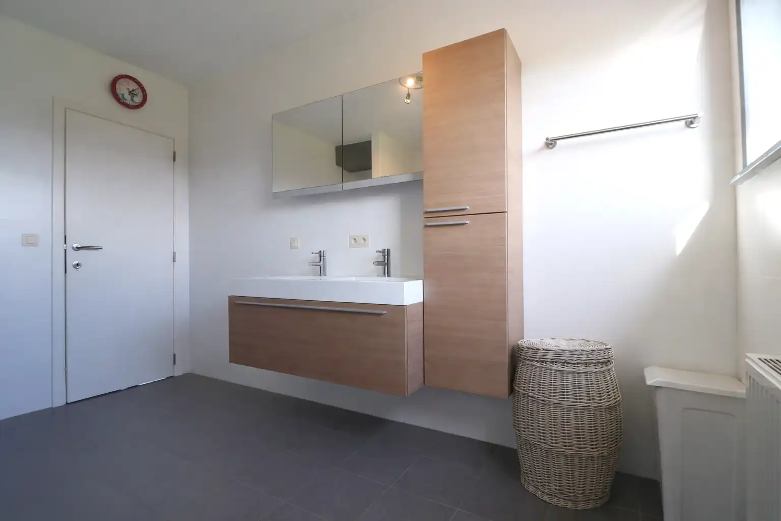 Recente woning met 3 grote slaapkamers, mooie tuin en mogelijkheid tot aankoop carport.  foto 7