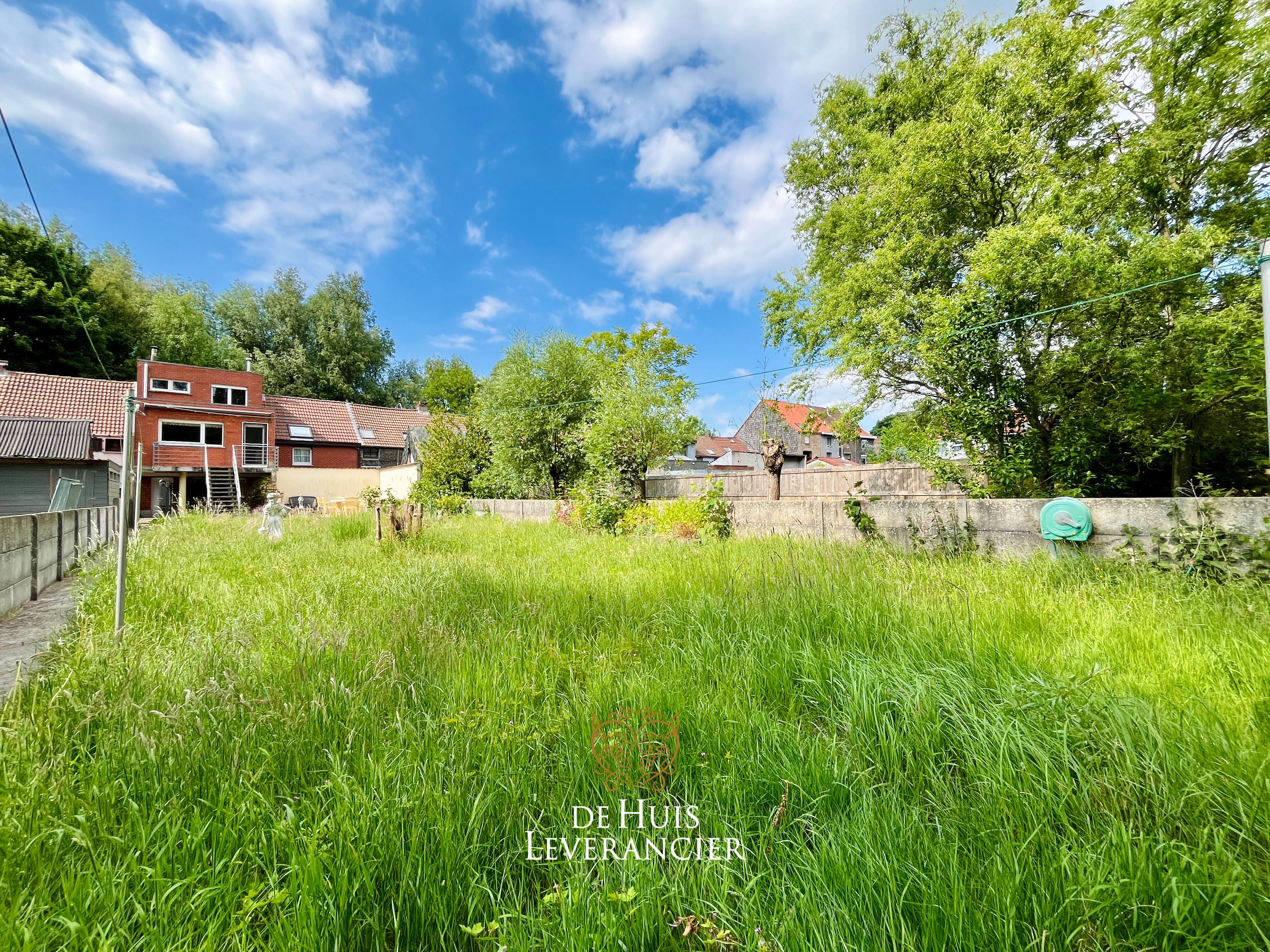 Zeldzame renovatiekans te koop in hartje Noeveren ! Unieke woning met ruimte, groen en grote garage foto {{pictureIndex}}