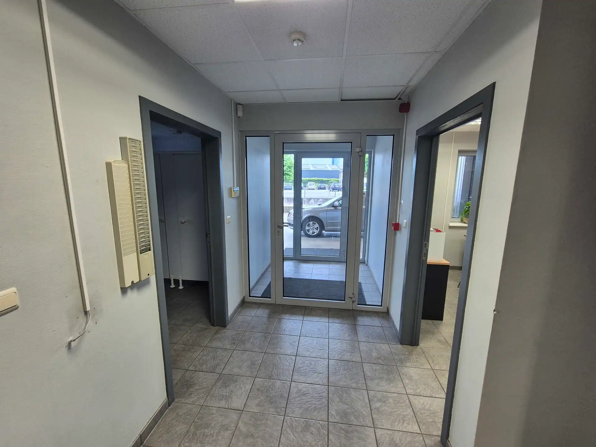 TE KOOP: BEDRIJFSGEBOUW MET KANTOREN TE DILSEN-STOKKEM foto 4