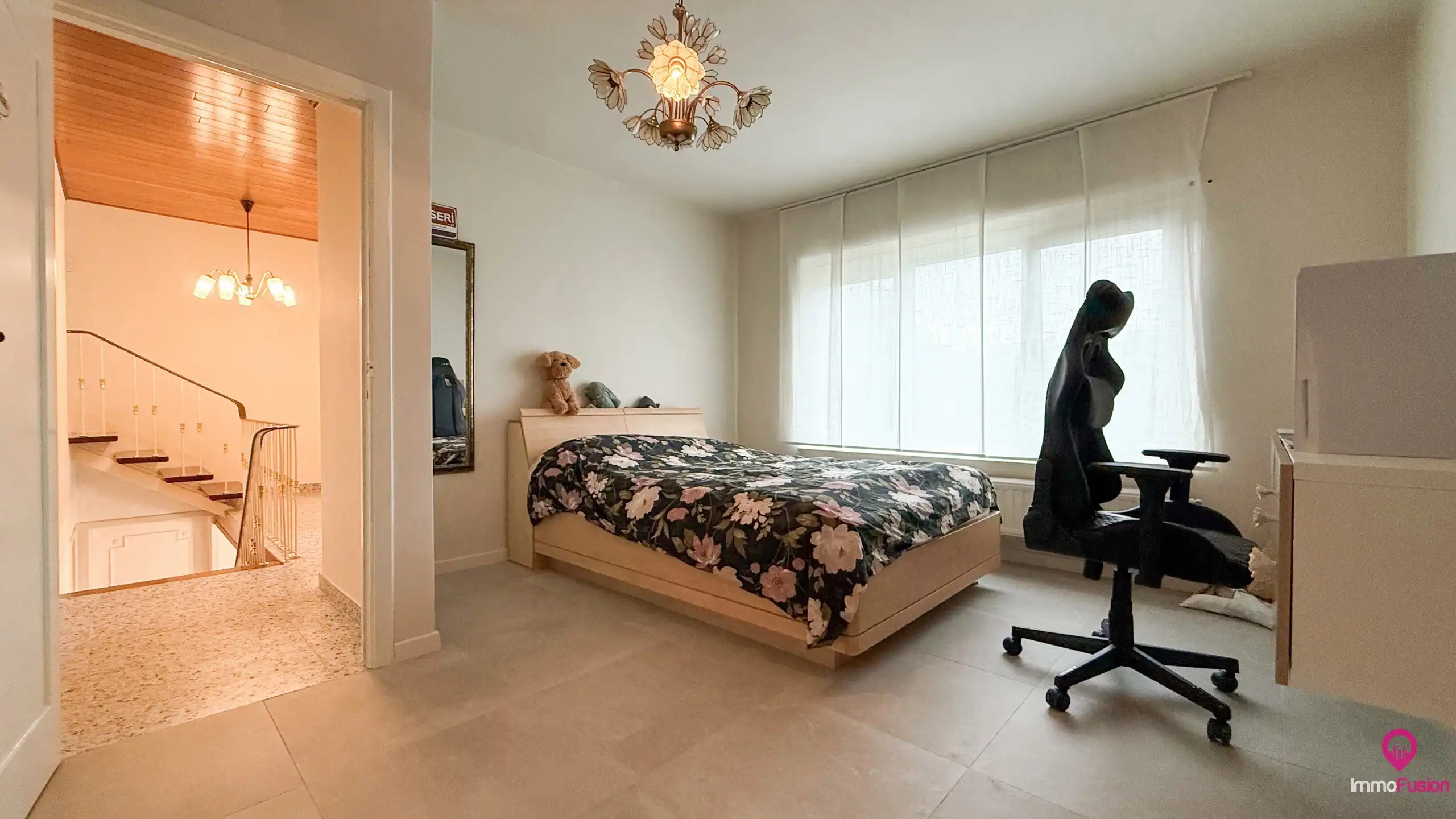 Ruime gerenoveerde gezinswoning met 4 slaapkamers op perceel foto 39