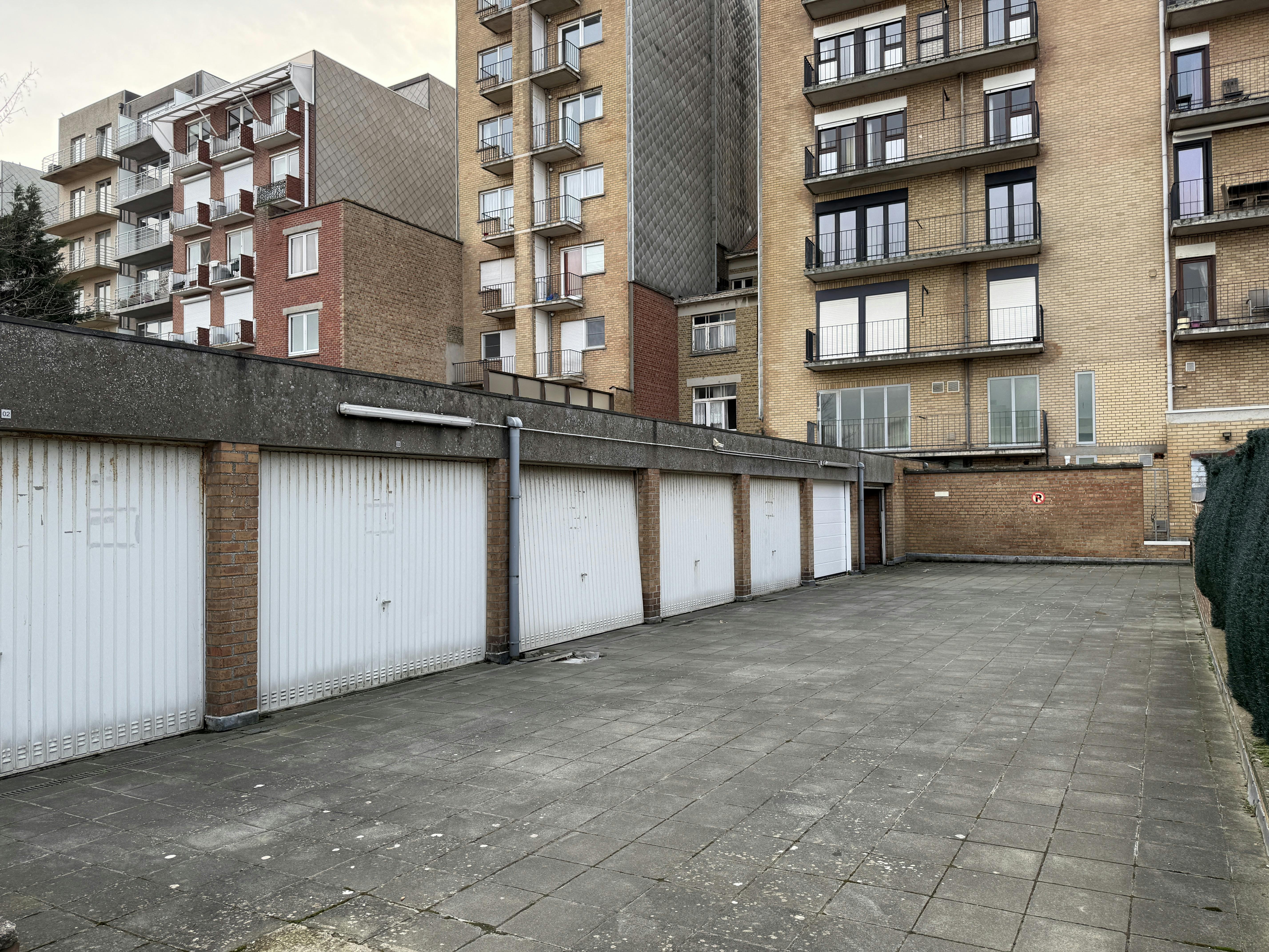 Garagebox (15m²) te koop vlakbij de winkelstraat in De Panne. foto 3