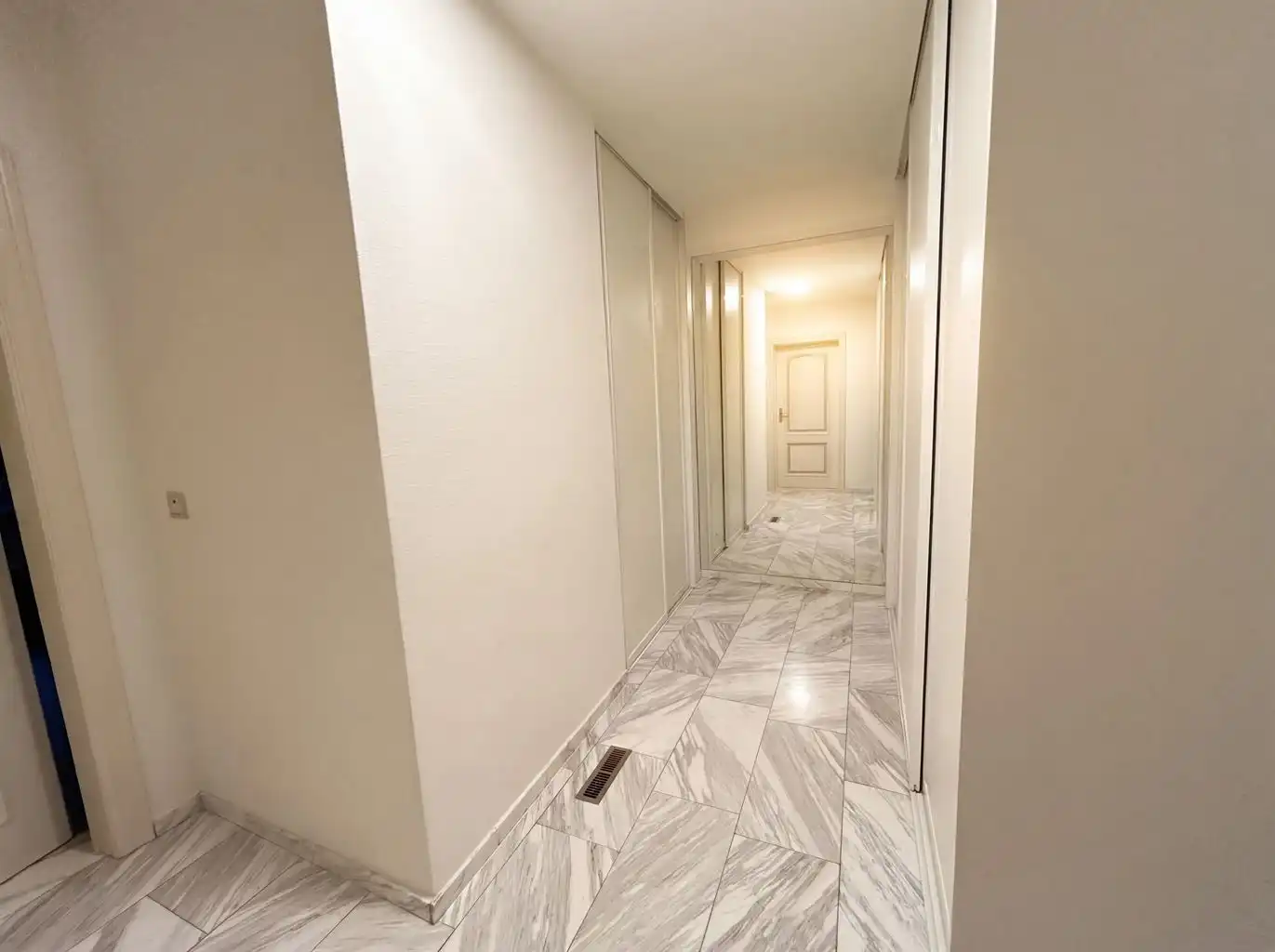 Zeer ruim gelijkvloers appartement voorzien van 2 (+1) slaapkamers, terrassen en afgesloten garagebox, gelegen nabij het centrum van Maaseik. foto 15