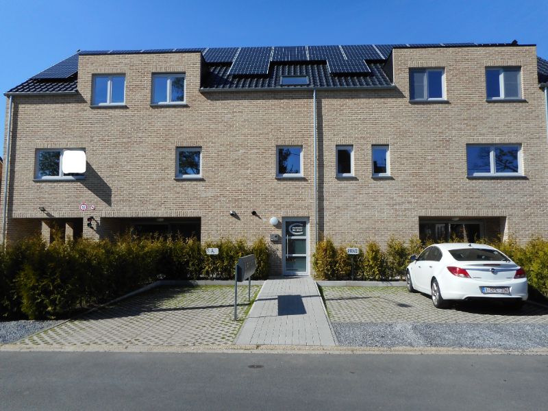 Instapklaar duplexappartement met 2 ruime slpks,  ruim terras (18m²), ondergrondse autostpl + kelder foto {{pictureIndex}}