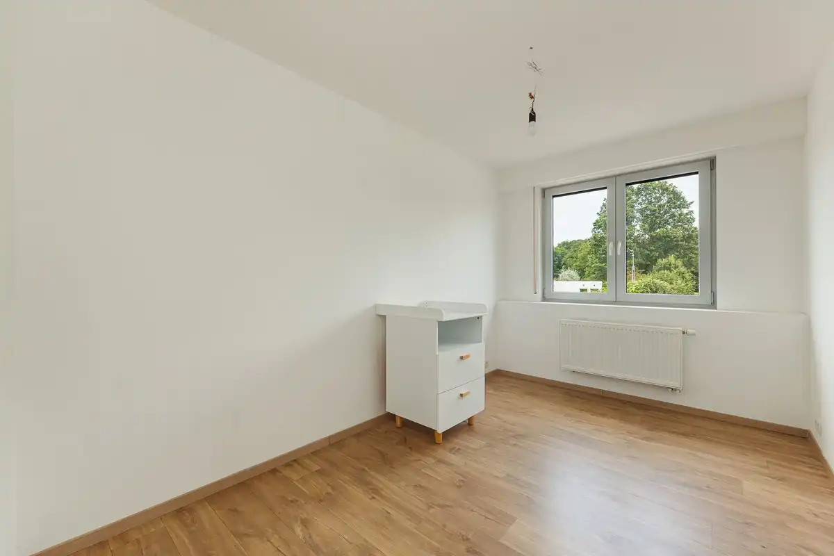 Instapklare moderne gezinswoning met lichtrijke leefruimte en gezellige stadstuin foto 11