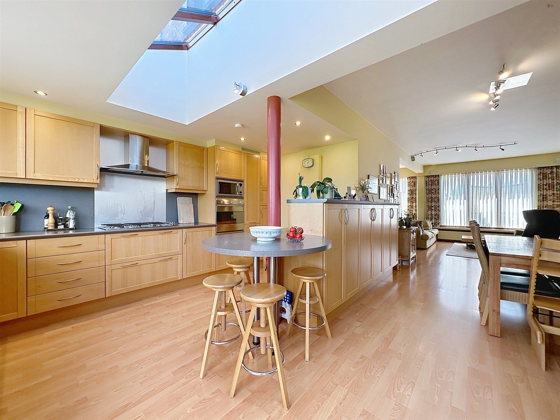 Lichtrijke, instapklare woning met ruime garage en fantastisch uitzicht in Kruibeke. foto 8
