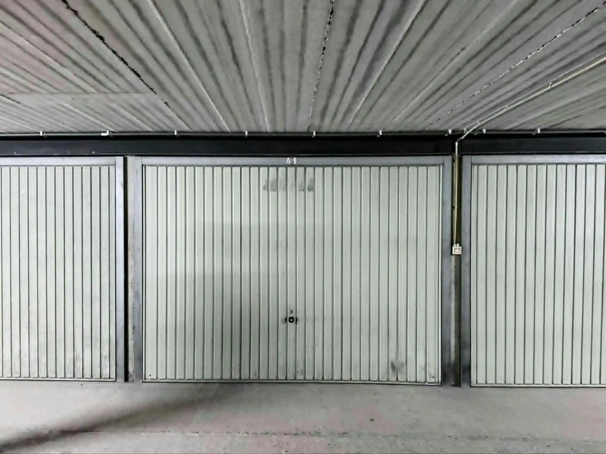 Goedgelegen garagebox vlakbij de Zeedijk te Westende! foto {{pictureIndex}}