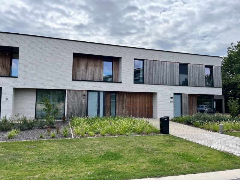 Nieuwbouwwoning met 4 slaapkamers en zonnepanelen foto {{pictureIndex}}