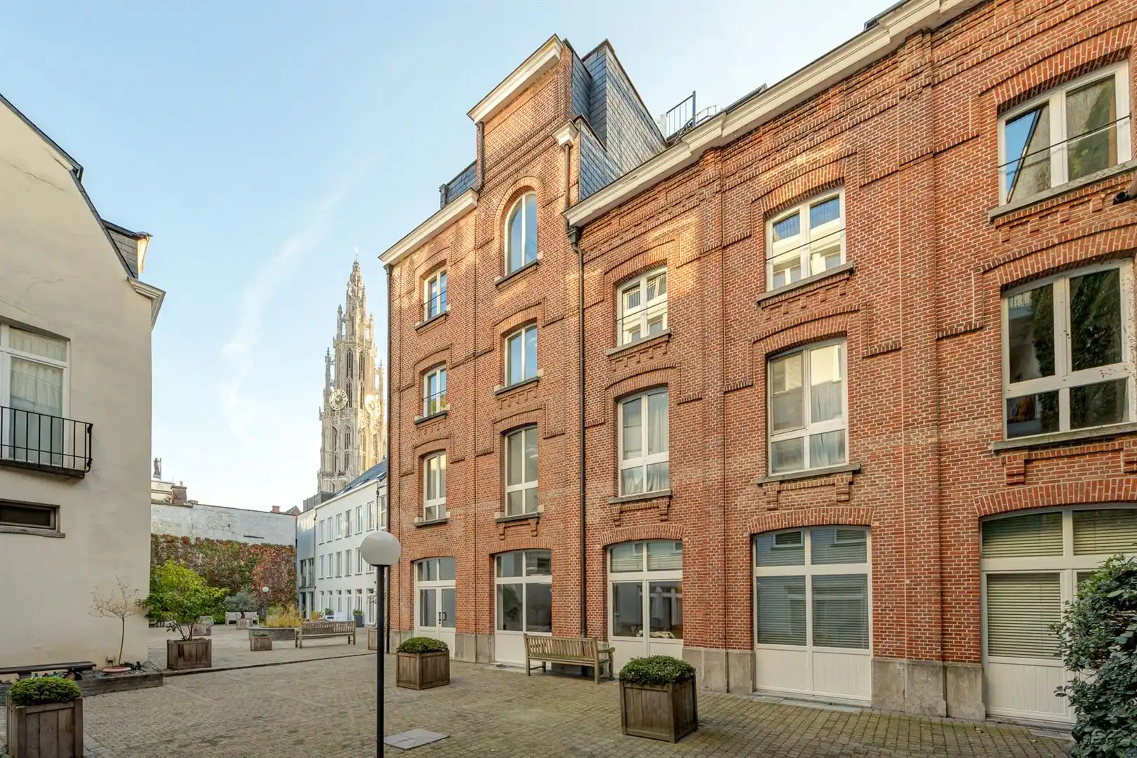 Wonen in een stukje Antwerpse geschiedenis, met de kathedraal als buur foto {{pictureIndex}}