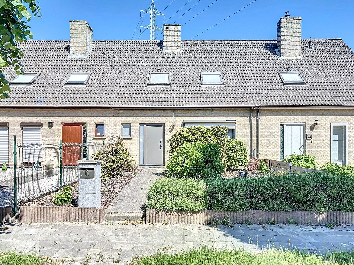 Instapklare rijwoning met tuin en 2 parkeerplaatsen  foto {{pictureIndex}}