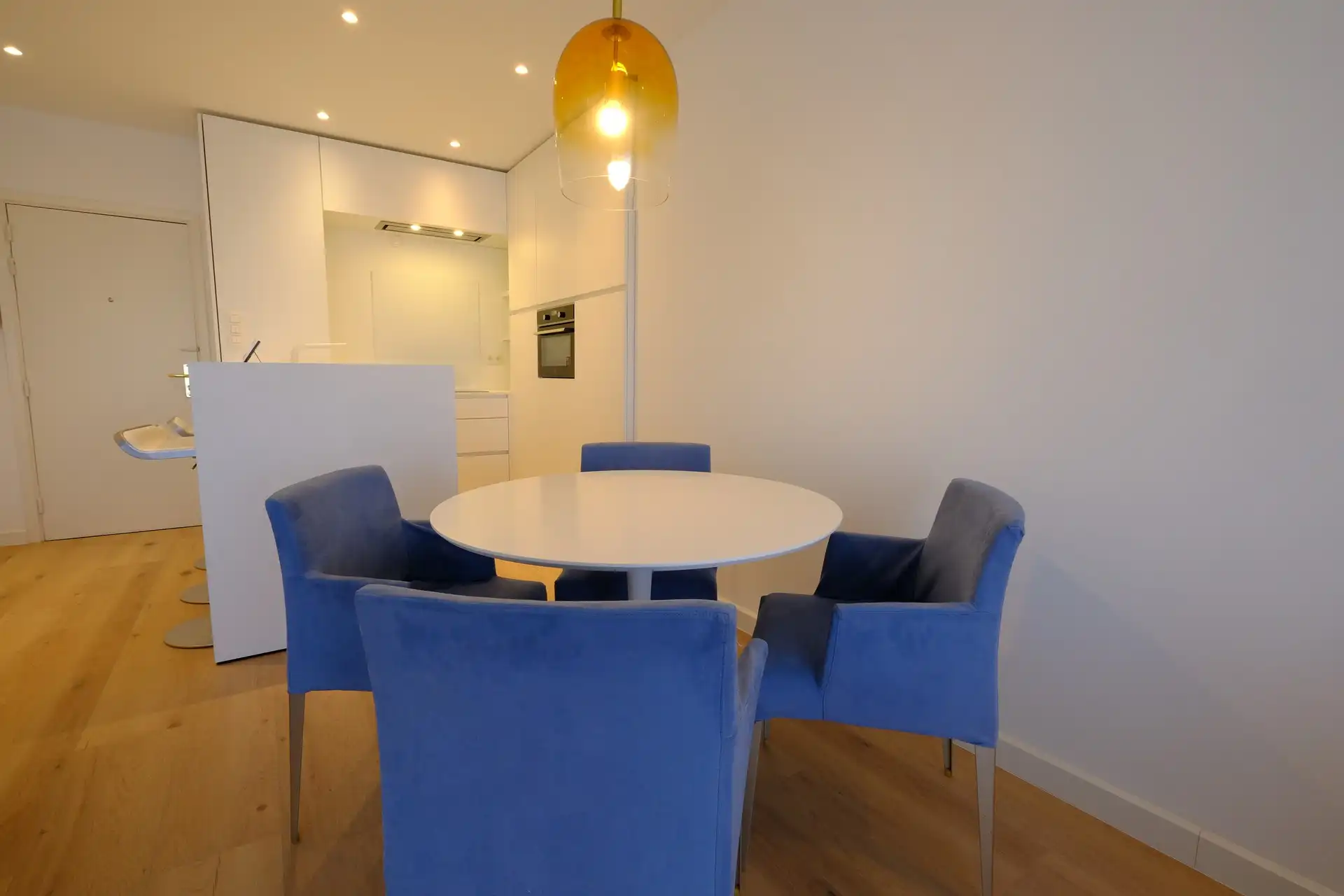 Gerenoveerde gemeubelde studio in centrum Hasselt met autostaanplaats foto 2