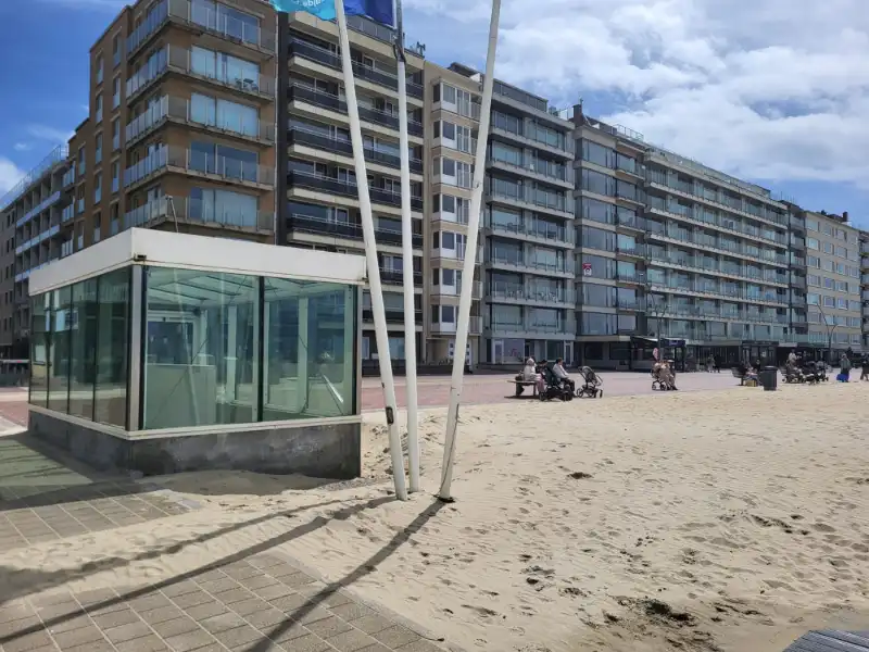 Ruime afgesloten garagebox onder de Zeedijk van Oostduinkerke te koop foto 3