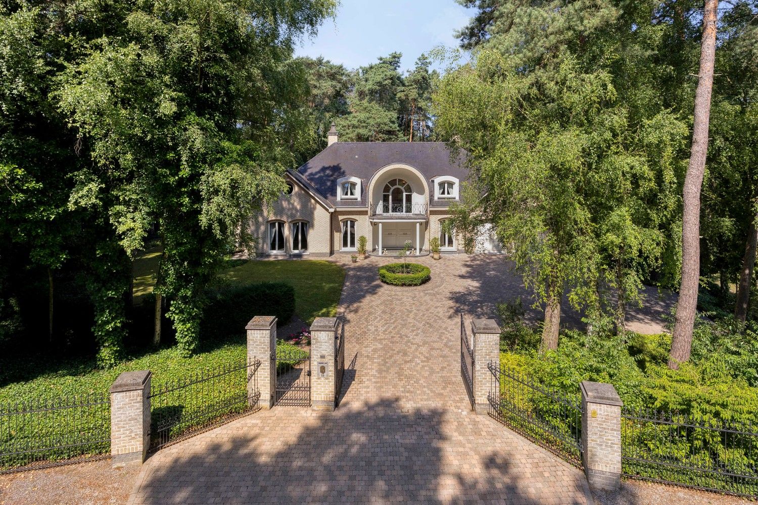 Exclusieve, royale villa in prestigieuze villawijk te Maasmechelen foto 2