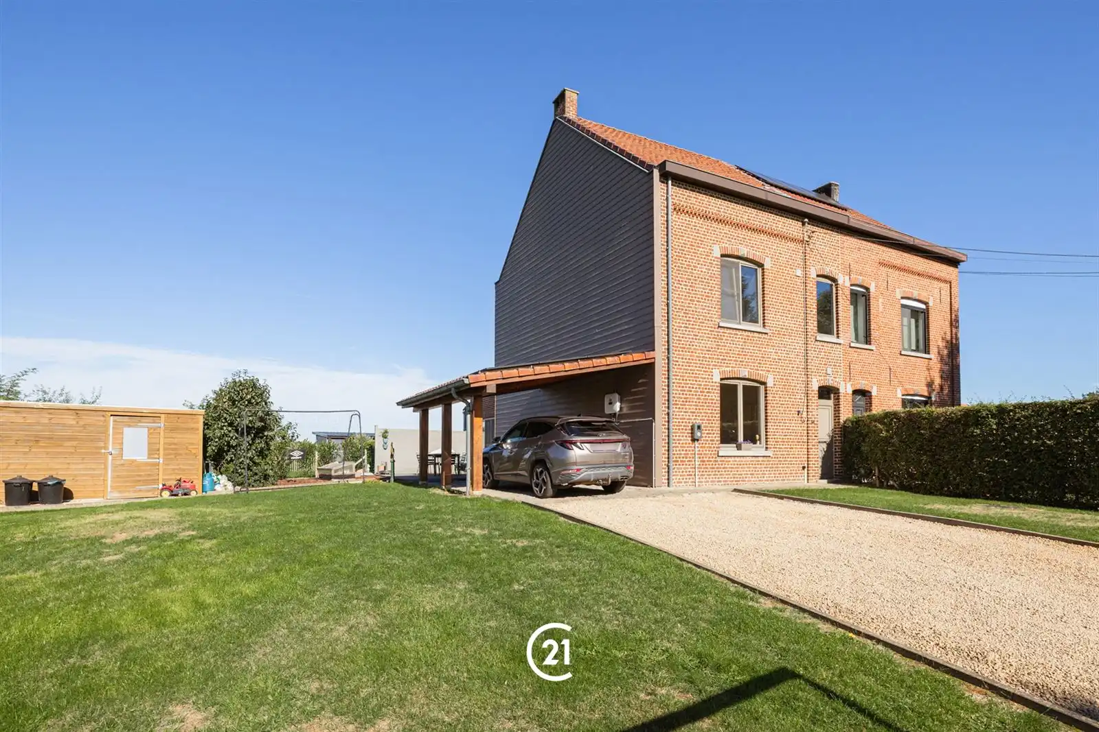 Instapklare 3gevelwoning met tuin en carport op 4are95 foto {{pictureIndex}}