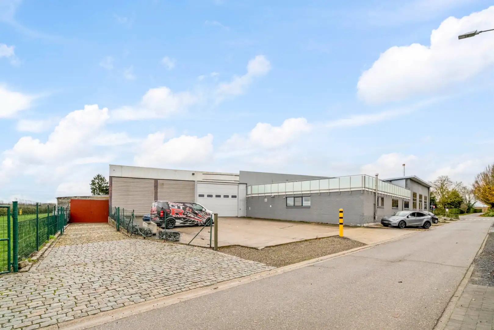 Bedrijfsgebouw met kantoren, magazijnen en woonst - groot 2580 m² foto 2