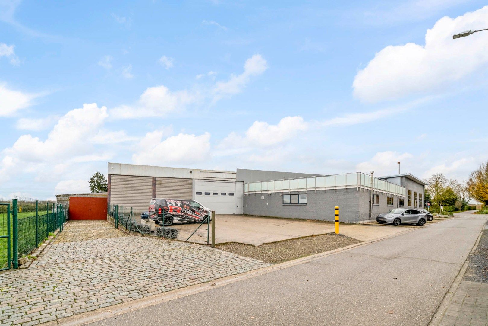 Bedrijfsgebouw met kantoren, magazijnen en woonst - groot 2580 m² foto 2