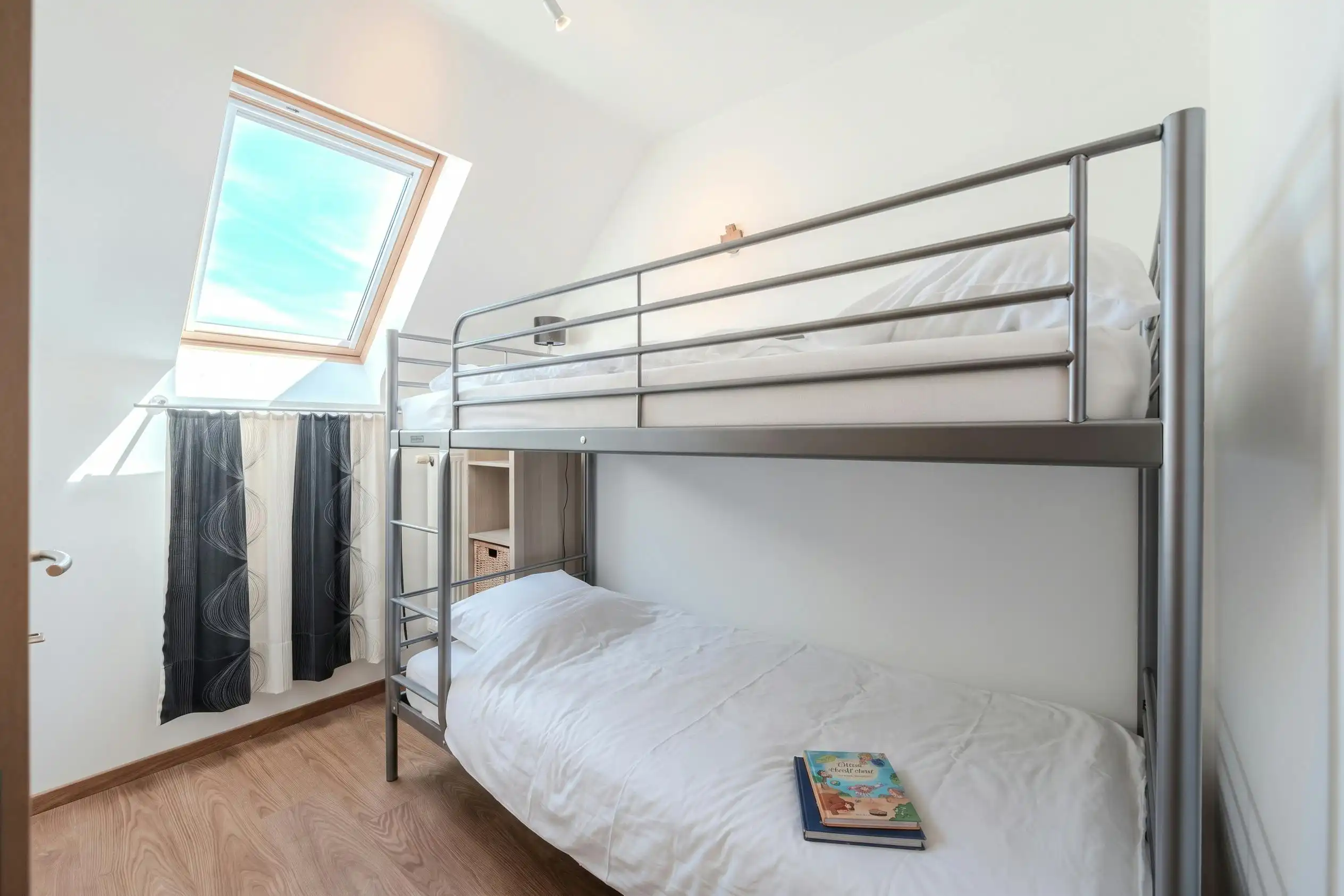 Bel-étage woning met 4 slaapkamers, garage en tuin!  foto 19