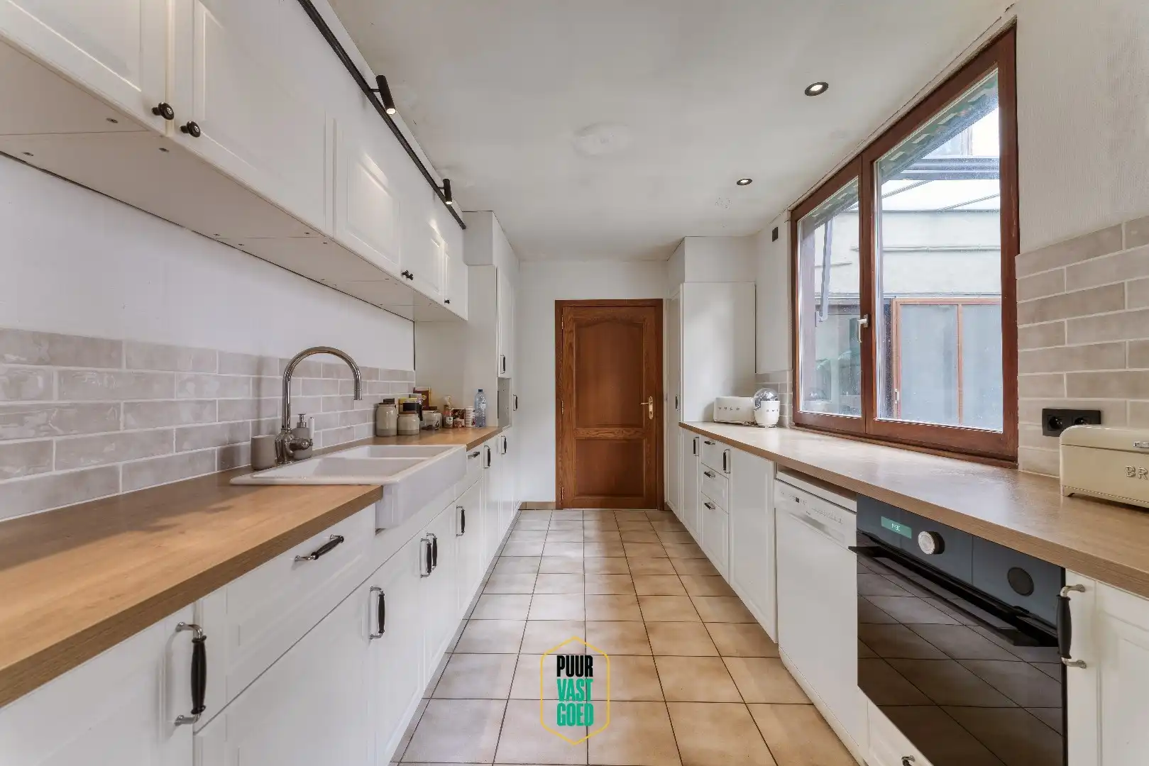 Handelsruimte met achteruitgang en 2 appartementen! foto 20