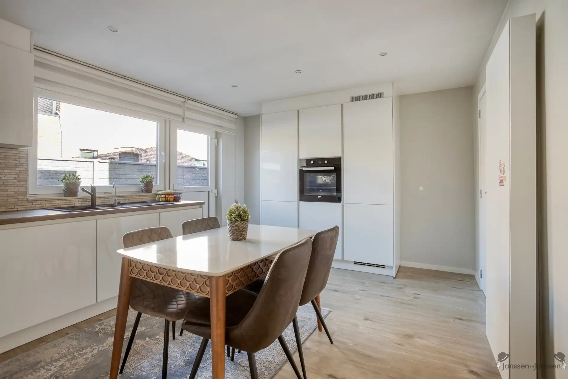 Volledig gerenoveerde woning te Genk foto 10