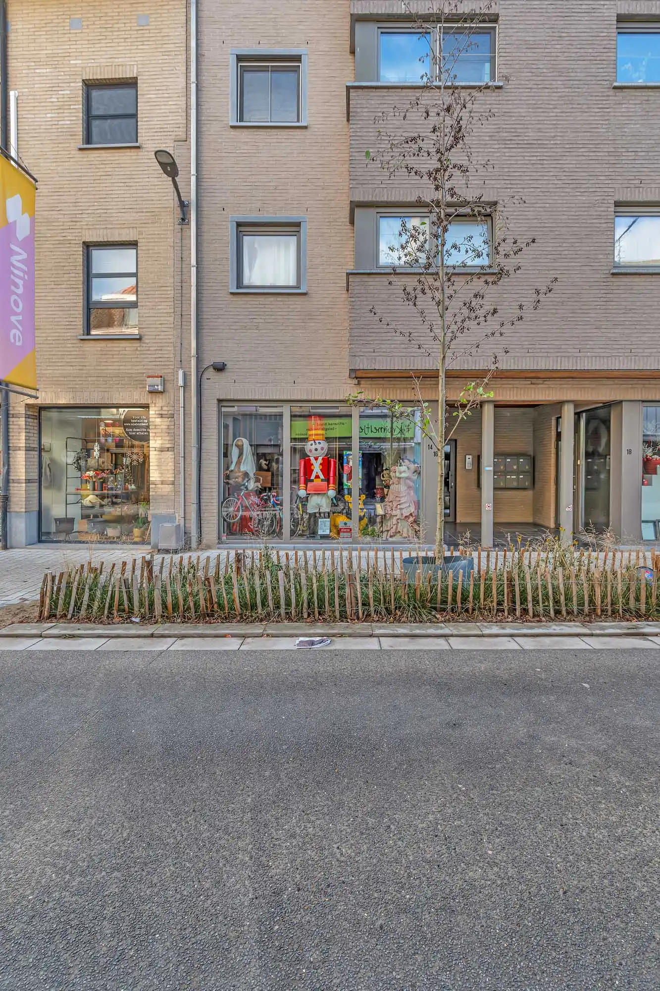 Commercieel gelijkvloers te centrum Ninove foto {{pictureIndex}}