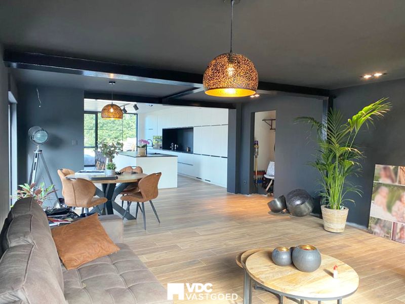 Halfopen bebouwing – gerenoveerd & bijgebouwd in 2020 – EPC B – 3 slpks – prachtige tuin – 183 m² woonopp. foto 6