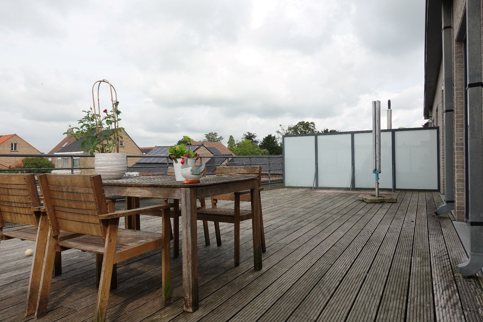 Lichtrijk appartement met groot terras en garagebox foto 2