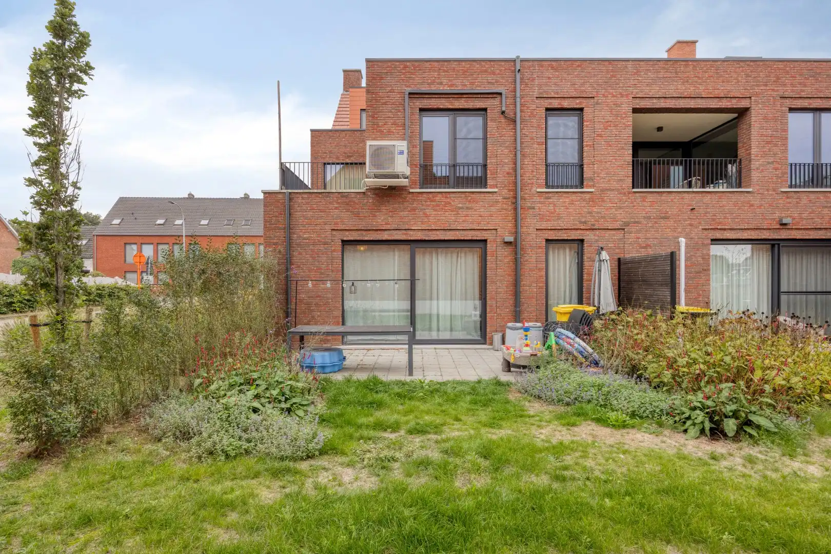 Recent (2023) gelijkvloers hoekappartement met 2 slpks en autostaanplaats te OLV Olen ! foto 2