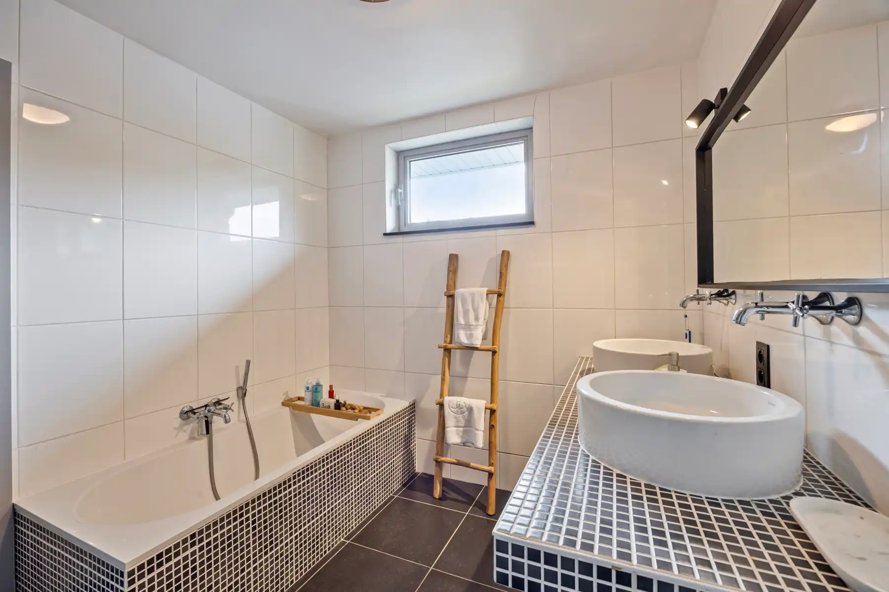 Stijlvolle villa met zwembad, poolhouse en private tuin foto 20
